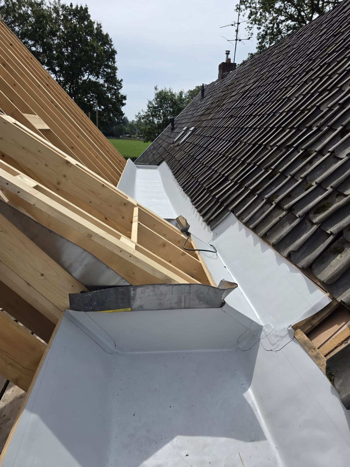 Een goot met 30 mm PIR-isolatie en duurzame fleeceback PVC — foto 1
