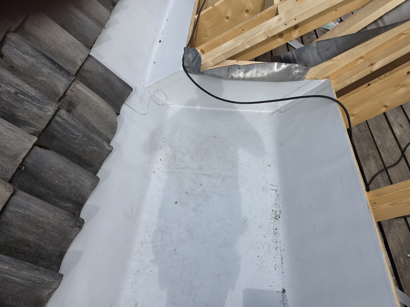 Een goot met 30 mm PIR-isolatie en duurzame fleeceback PVC — foto 2