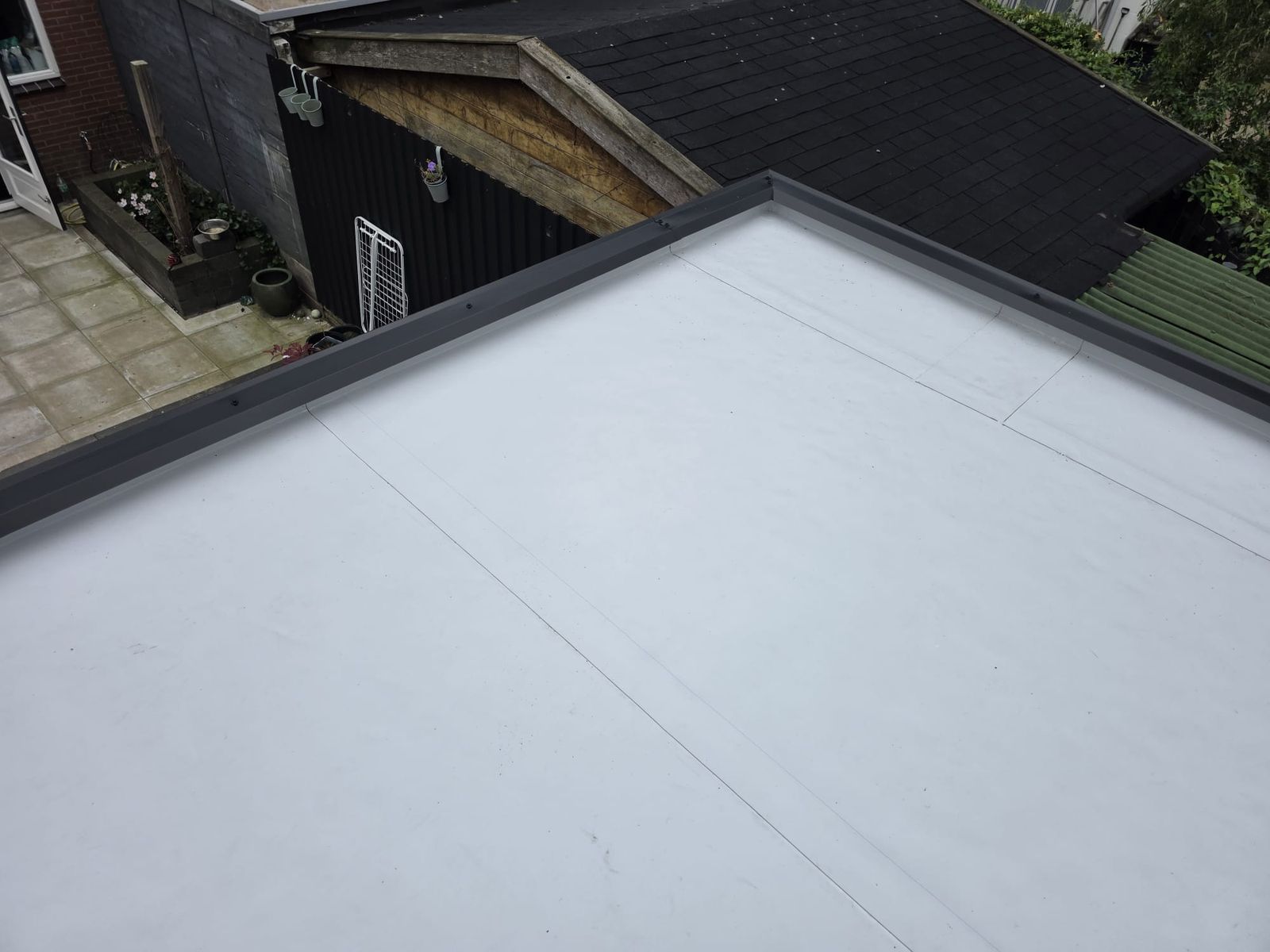 Dakje met 80 mm PIR-isolatie, duurzame fleeceback PVC en nieuwe dakkappen — foto 1