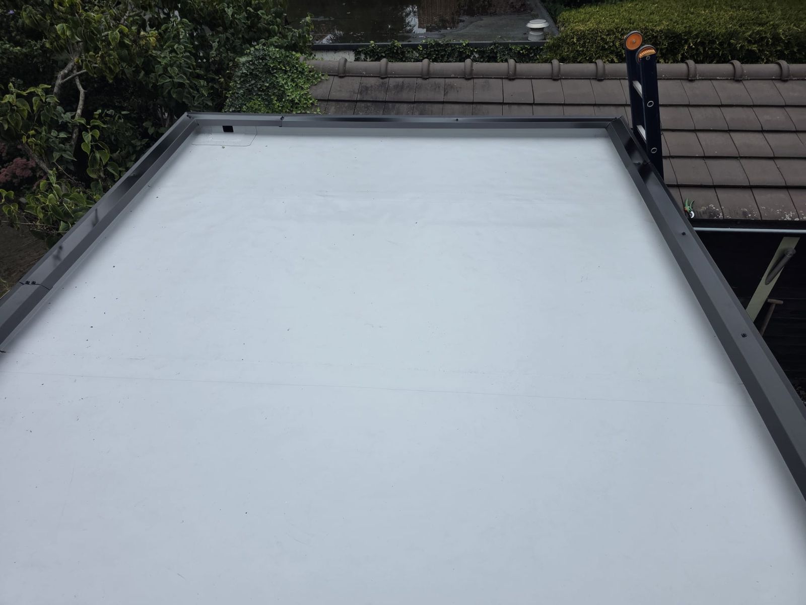 Dakje met 80 mm PIR-isolatie, duurzame fleeceback PVC en nieuwe dakkappen — foto 2