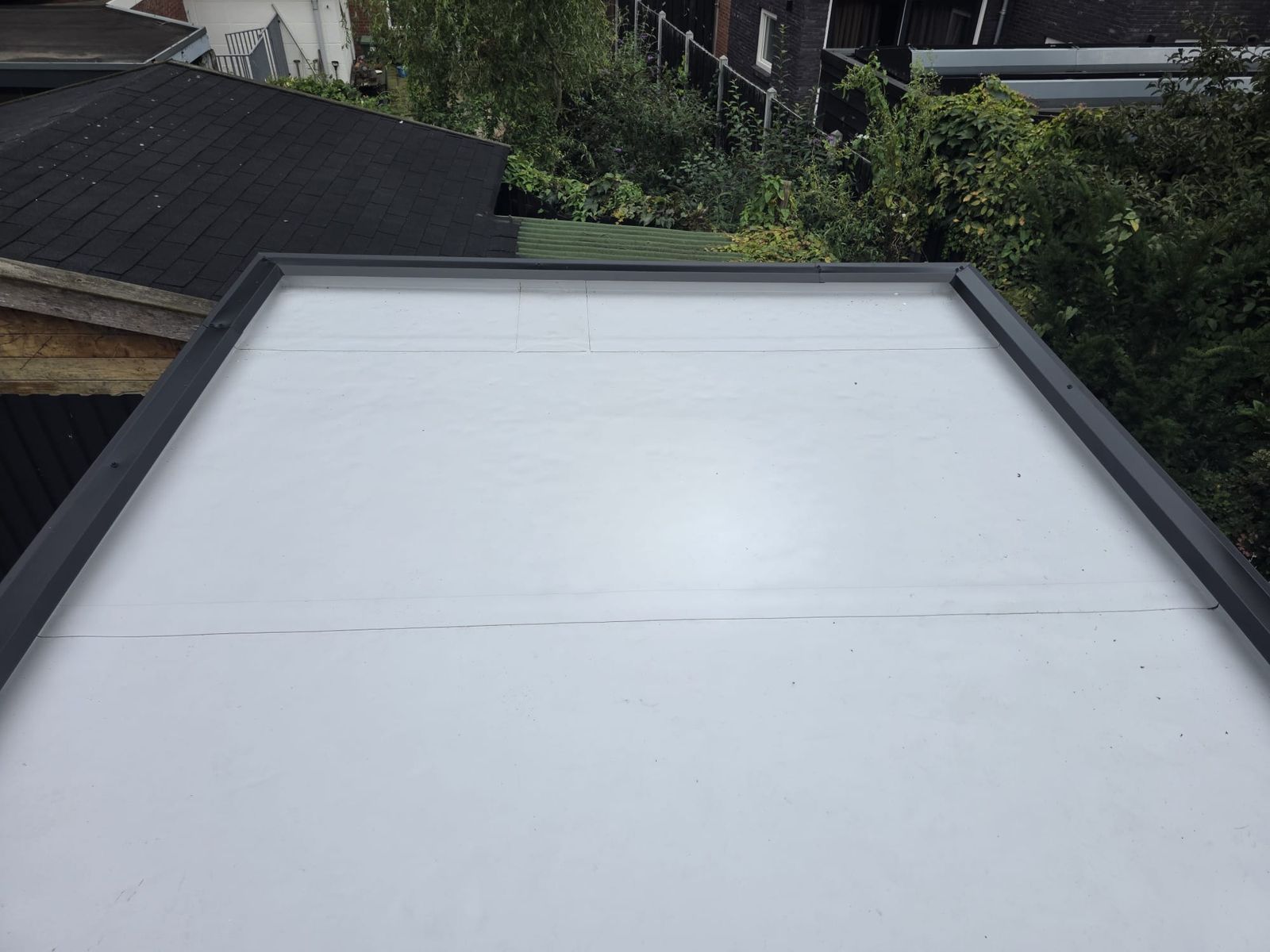 Dakje met 80 mm PIR-isolatie, duurzame fleeceback PVC en nieuwe dakkappen — foto 3