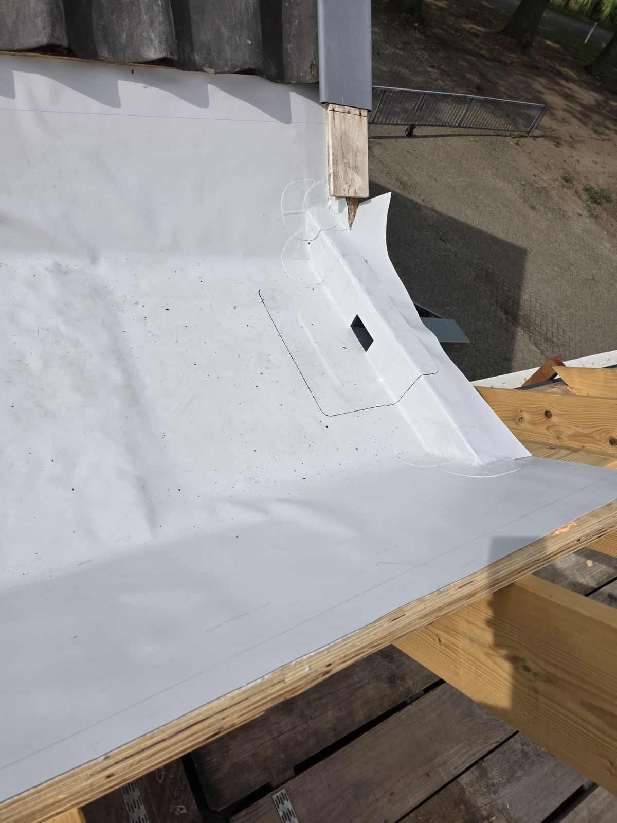 Een goot met 30 mm PIR-isolatie en duurzame fleeceback PVC — foto 3