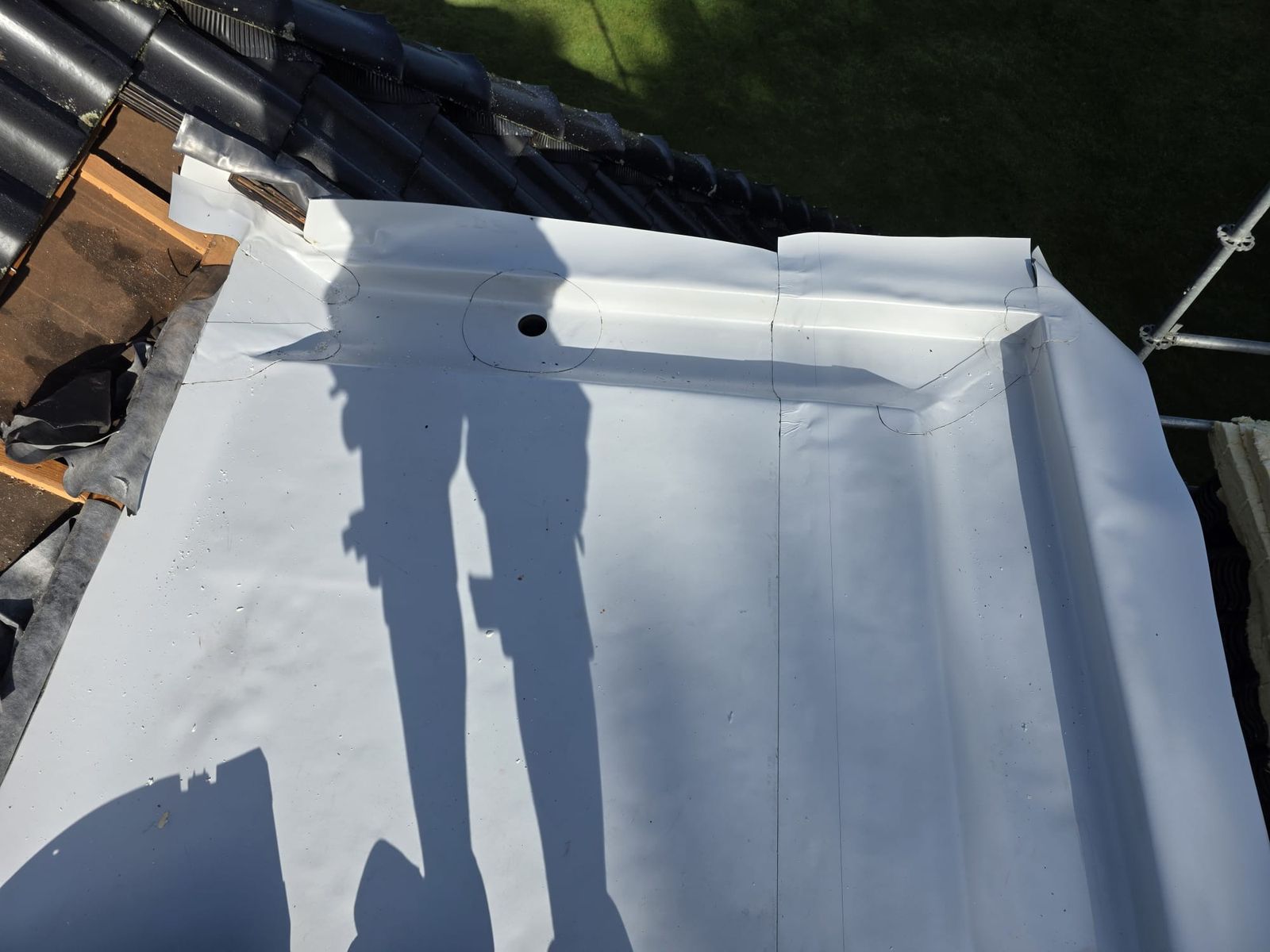 Dakkapel met 140 mm PIR-isolatie en een gootbaan, afgewerkt met duurzame fleeceback PVC — foto 1