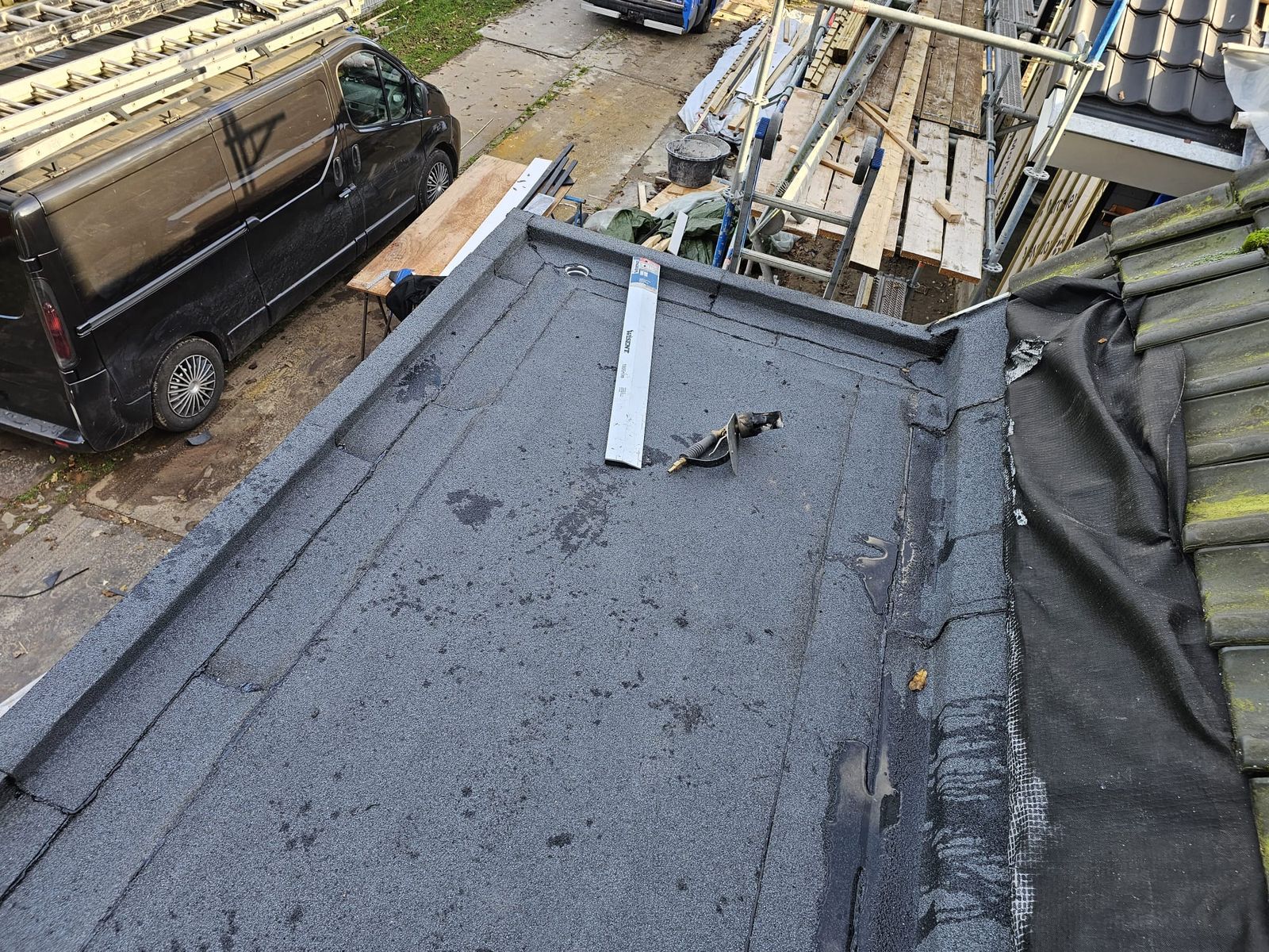 Nieuwbouwproject met 140 mm PIR-isolatie en een gootbaan met fleeceback — foto 4