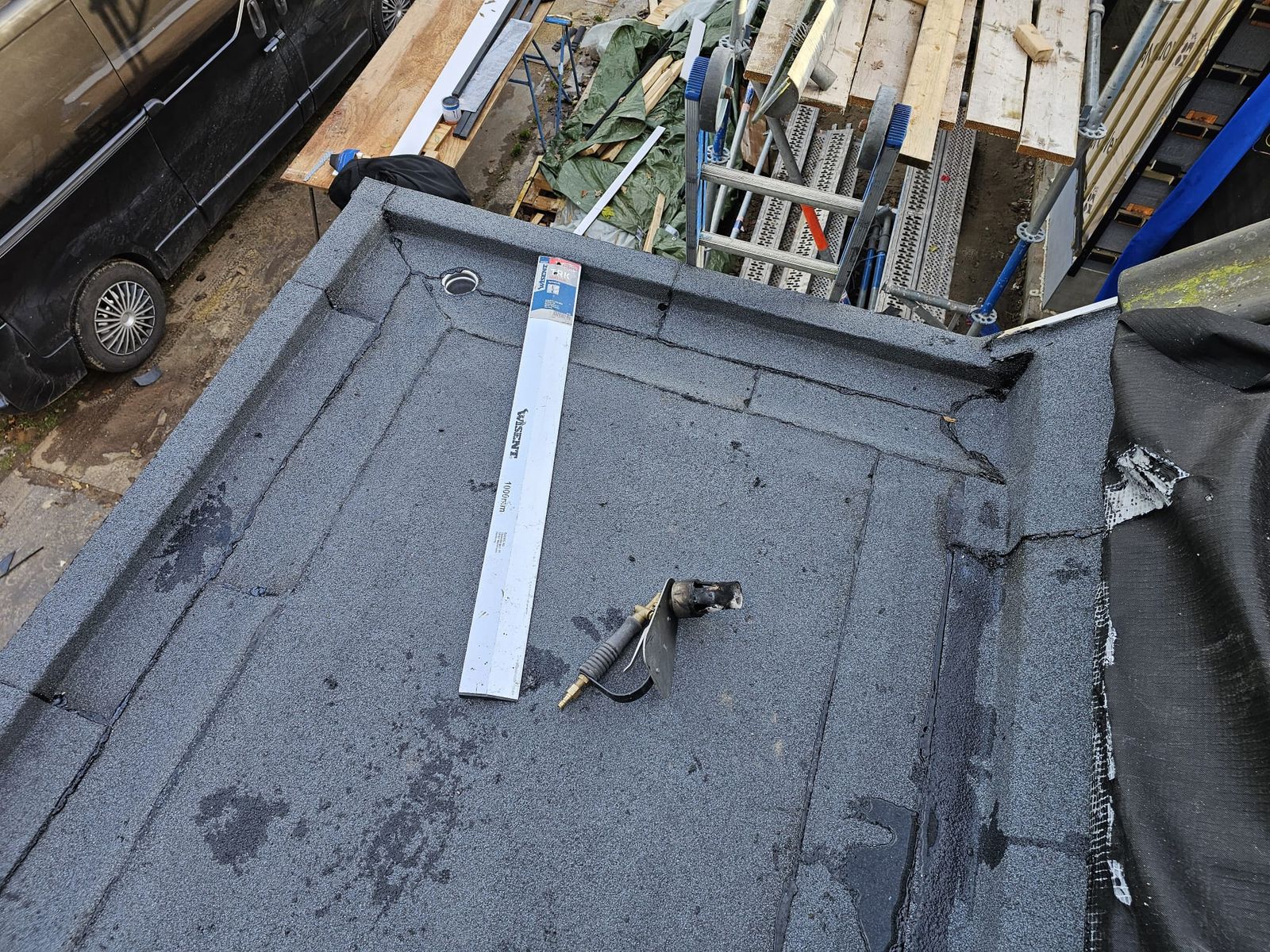 Nieuwbouwproject met 140 mm PIR-isolatie en een gootbaan met fleeceback — foto 5