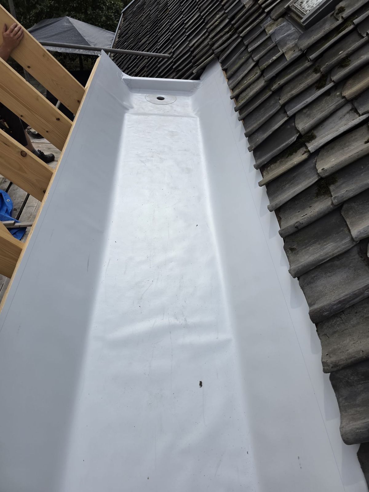 Een goot met 30 mm PIR-isolatie en duurzame fleeceback PVC — foto 6