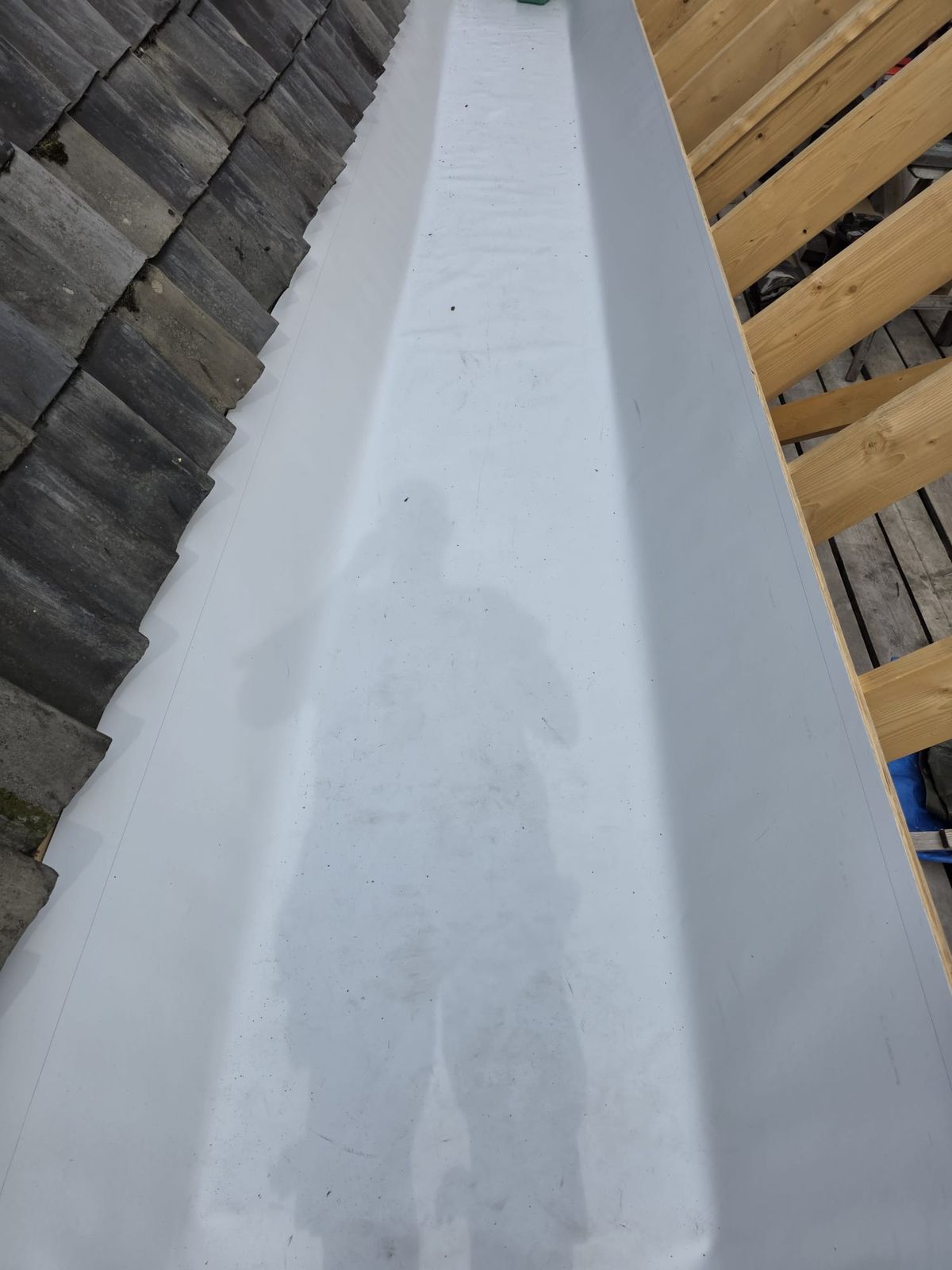 Een goot met 30 mm PIR-isolatie en duurzame fleeceback PVC — foto 7